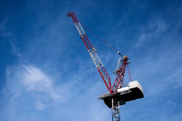 Naklejka premium giant crane from construction site project under blue sky to make skyscraper