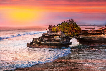 Indonesien-Bali;  Der hinduistische Meerestempel  " Pura Batu Bolong " , im letzten Abendlicht.