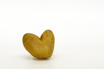 Kartoffel in Herzform freigestellt auf weißem Hintergrund