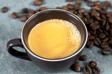 tasse de café sur un fond gris