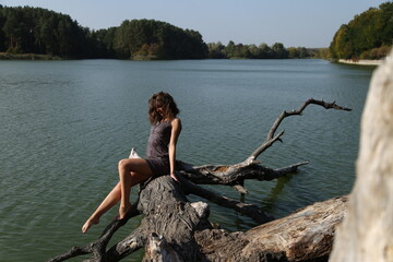 Fototapeta na wymiar girl on the lake