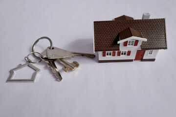 maison et clefs fond blanc