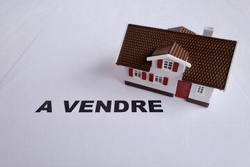 petite maison et inscription à vendre