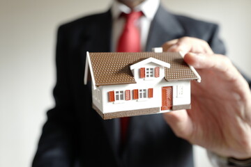 maison et agent immobilier en costume gros plan