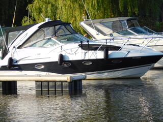 Fototapeta premium Magnifique yacht accosté tranquillement à une marina Magnificent yacht safely docked at a marina