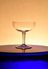 Bicchiere vuoto su tavolo blu