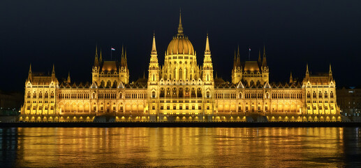Fototapeta na wymiar Parlament Budapest bei Nacht