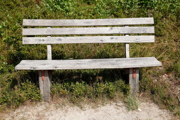Sitzbank aus Holz  in der Lüneburger Heide, Niedersachsen, Deutschland, Europa