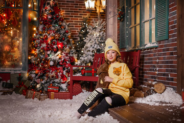 Obraz na płótnie Canvas girl with christmas tree in the snow