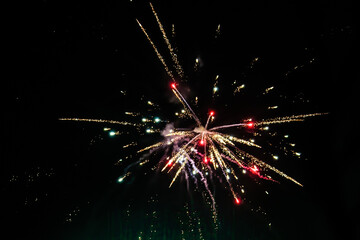 Obraz premium Glowing firecrackers in the sky at New Years Eve