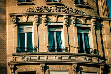 Obraz premium View of the facade of a building in the downtown of Reims in France 
