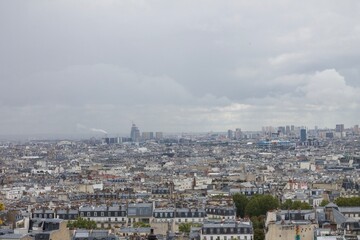 Vista di Parigi nuvolosa.