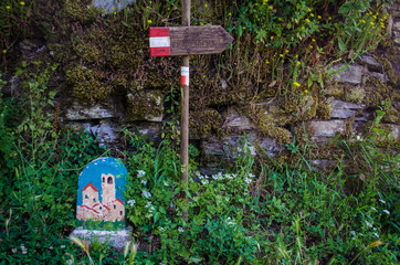 Una freccia di legno che indica la direzione della Via Francigena sul tratto appenninico	