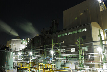妖しい雰囲気の夜の工場