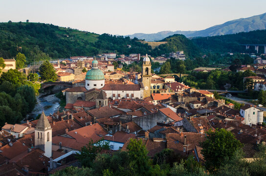 Panorama del borgo di Pontremoli lungo la Via Francigena visto dal castello
