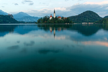 Marienkirche in Slowenien / Bled auf ruhigem Bleder See mit Wasserspiegelung des Insel