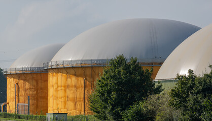 Fototapeta premium Biogasanlage zur Stromerzeugung und Energiegewinnung 