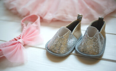 Outfit for a little girl: booties, bow and tulle skirt