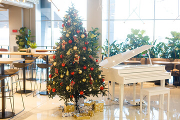tree with garland and red balls in the interior of the bar