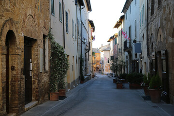 Fototapeta na wymiar Alley in the town of San Quirico D'Orcia