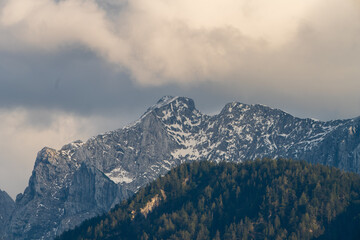 Obraz premium Wilder Kaiser mit Wolken vom Hechtsee bei Kufstein