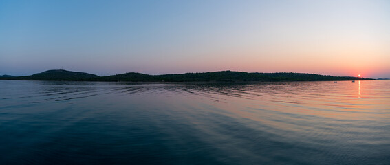 Sonnenuntergang am Meer in Pirovac Kroatien mit Stand up Paddle Panorama