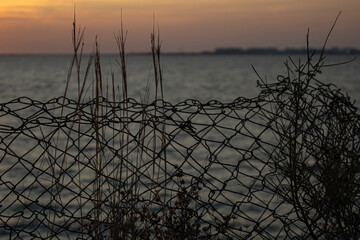 Reja con paisaje marítimo con atardecer en Cádiz 