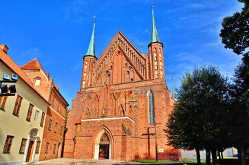 Zespół katedralny na wzgórzu złożony z katedry i obwarowań katedralnych we Fromborku, Polska - obrazy, fototapety, plakaty