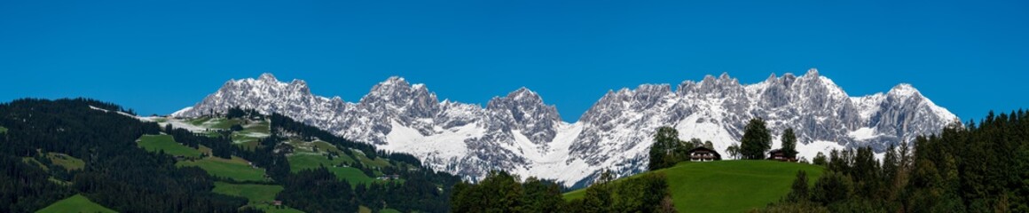 Fototapeta na wymiar Wilder Kaiser Panorama mit ersten Schnee im September