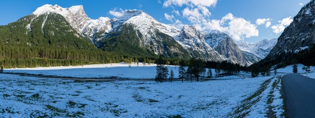 Ahornboden Panorama mit ersten Schnee im Karwendelgebirge in Tirol Österreich