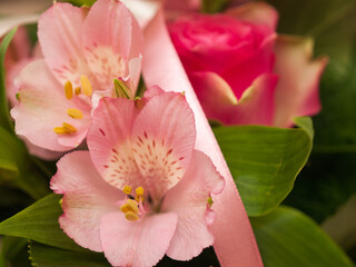 Naklejka premium Bouquet of pink roses and alstroemeria