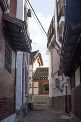 Fototapeta na wymiar narrow alleyways and streets of village in seoul, south korea.