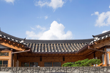 Obraz premium The eaves of Korean traditional houses on the blue sky background.