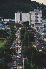 Trânsito no horário de pico no centro comercial de Niterói, Rio de Janeiro / Brasil