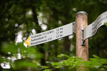 Wegweiser im Naturpark Teufelsschlucht, Eifel, Sommer