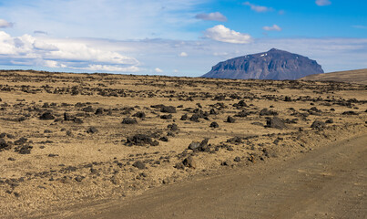 Eine Fahrt durchs isländische Hochland mit dem Vulkan Herðubreið