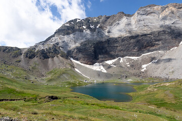 Fototapeta na wymiar Lac de Barroude dans les Hautes-Pyrénées