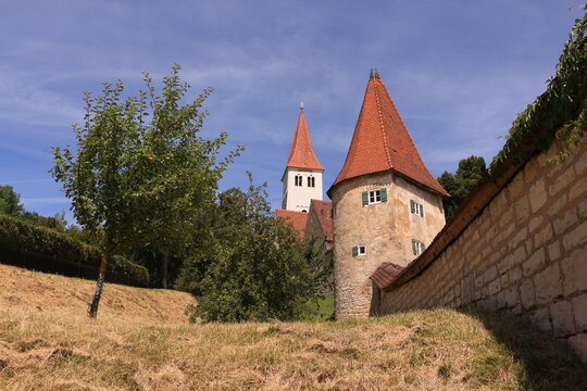 Blick auf einen alten Wachturm und einen Teil der alten  Stadtmauer in der Altstadt von Greding in Bayern
