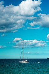 Fototapeta premium Barco mar solo azul