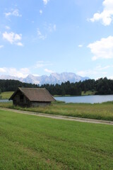 Fototapeta na wymiar Beautiful lake Geroldsee with the romantic Karwendel mountains in the background