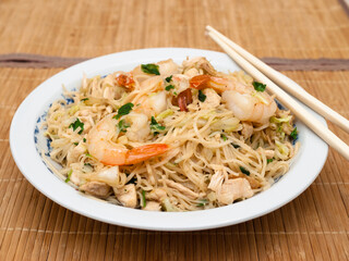 Stir-fried noodles with shrimp, chicken and vegetables