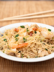 Stir-fried noodles with shrimp, chicken and vegetables