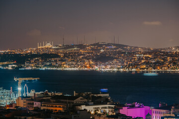 Obraz premium beautiful and modern Istanbul at night. A fusion of Asian and European culture in one city. history and modernization in one place.