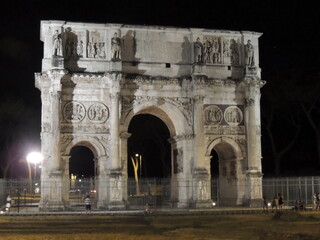 Fototapeta na wymiar Luk Tytusa i Koloseum noca