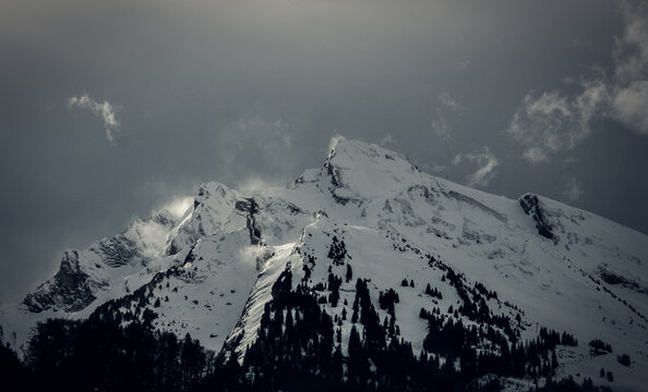 sommet enneig&eacute; avec bourrasque de vent d'une montagne dans les alpes en France &agrave; La Clusaz
