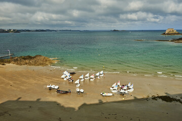 Fototapeta na wymiar sailing school on the Bon Secours beach in Saint Malo in Brittany France