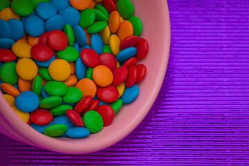 Confites de Chocolates en base de color violeta en bols rosa
