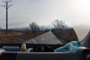 Roadtrip durch Rumänien, einsame Straße mit Gebirge im Hintergrund