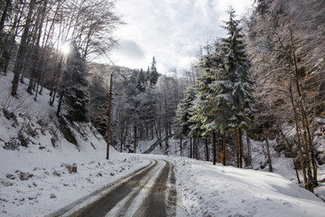 Roadtrip durch Rumänien, einsame verschneite Straße im Gebirge