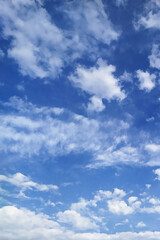 Naklejka premium Beautiful blue sky with small white cumulus and large cirrus clouds as natural background
